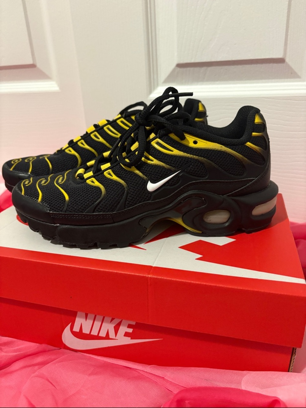 Nike Grade School Air Max Plus- Black and Yellow size 4Y - Picture 5 of 16